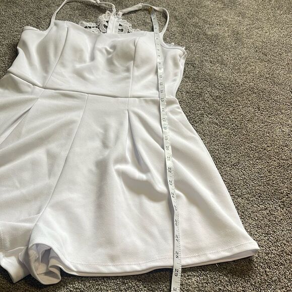 NWT Francesca’s white romper Size M Romper has crochet back & adjustable straps. - Picture 10 of 15
